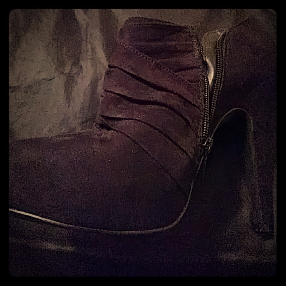 Black velvet Guess shoes size 9.5